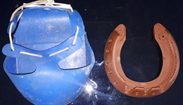 Blocking feet to manage lameness